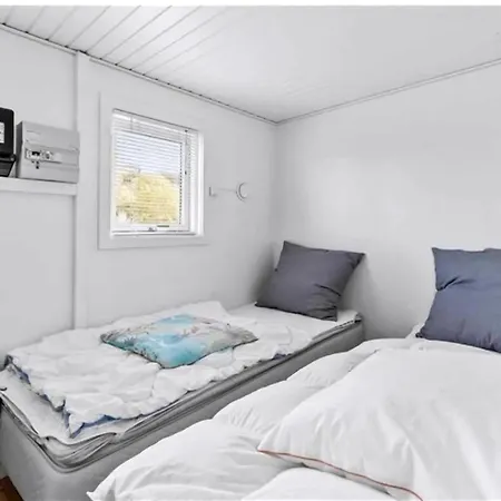 Cozy Annex With Sea View 펜션 알링에